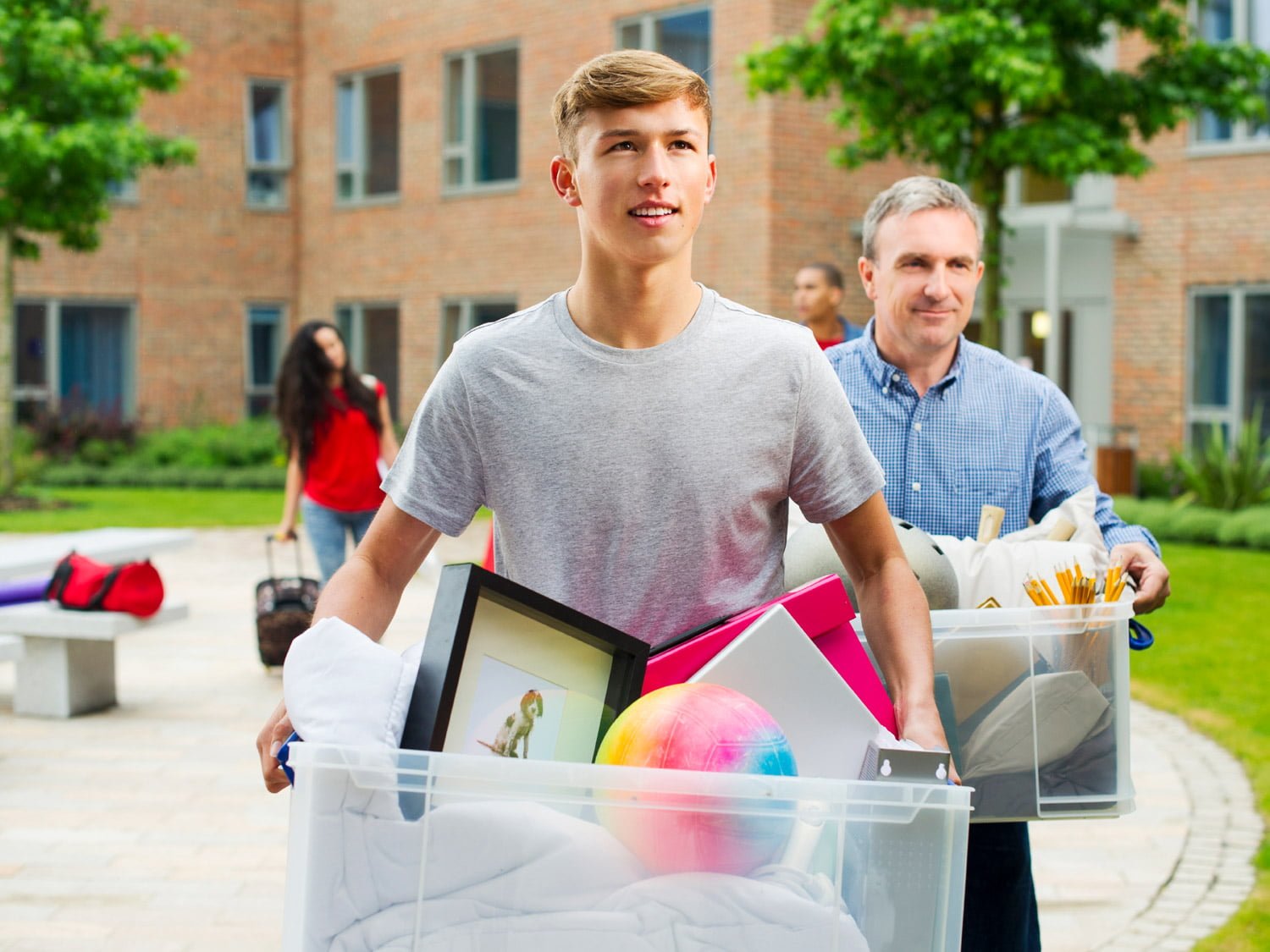 Students lifestyle. Студенты переезжать с родителями. Become independent. Переезд от родителей в подростковом возрасте фото. Переехала к родителям картинки.